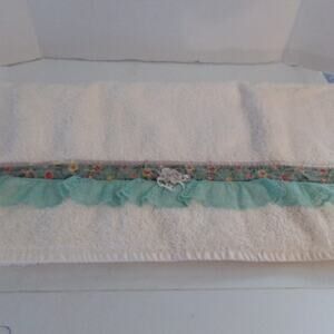 VINTAGE J C PENNEY COLLECTION BATH TOWEL WHITE BLUE LACE PINK FLORAL